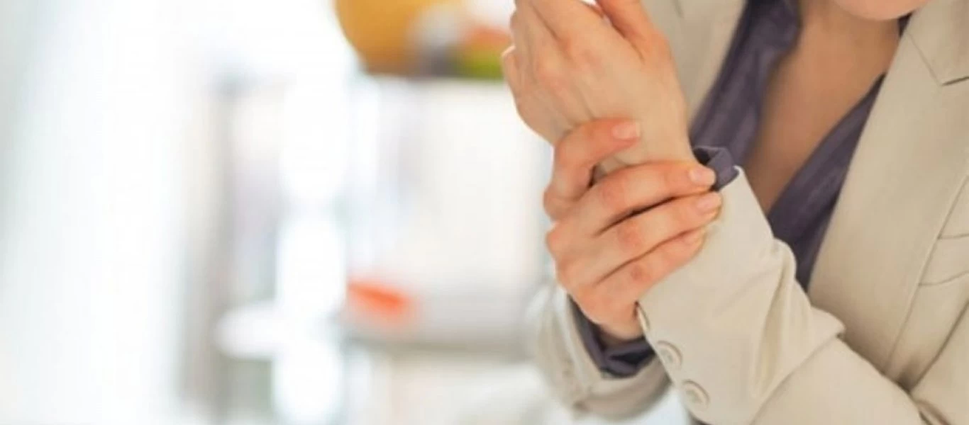 Μούδιασμα στα άκρα: Τι το προκαλεί - Πότε πρέπει να πάτε στο γιατρό